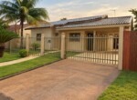 Casa Suburbana ao Entardecer